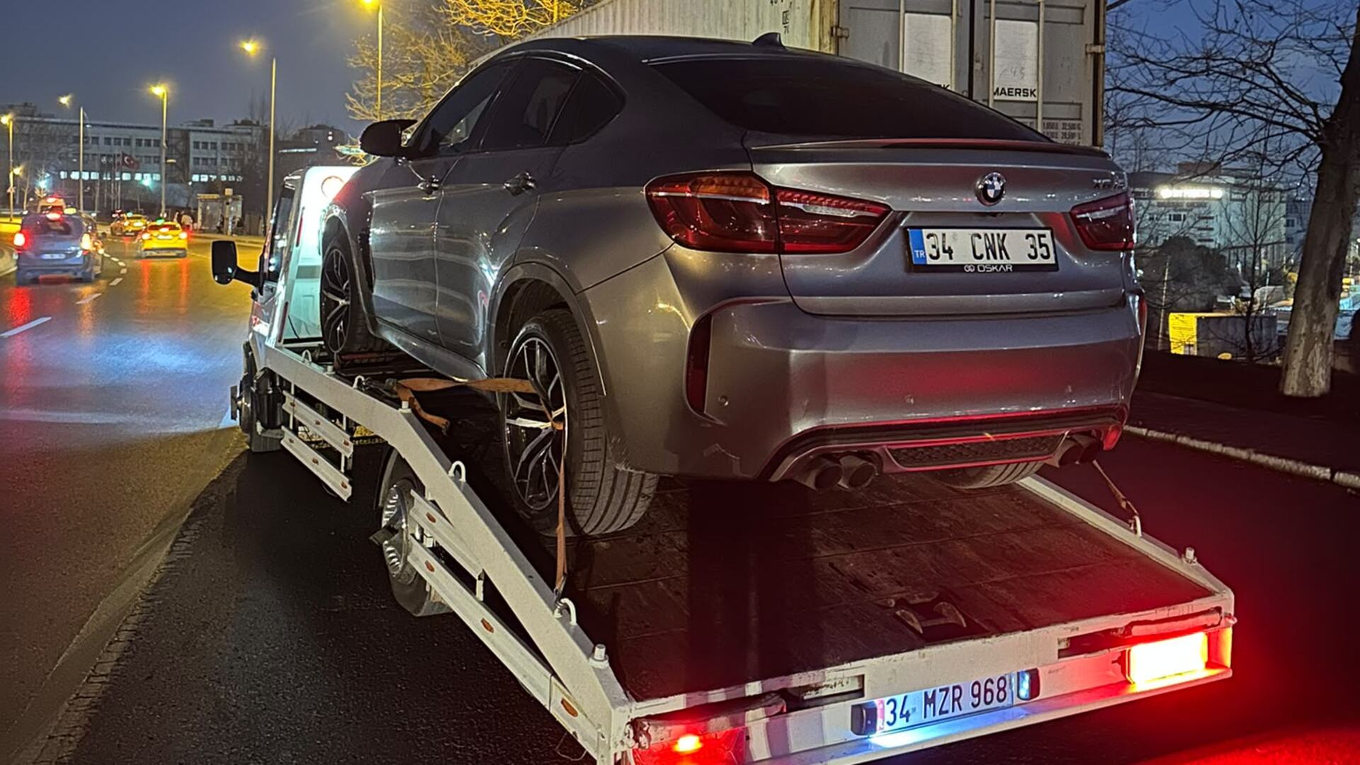 Rio Oto Kurtarma çekicisi gece İstanbul'da BMW X6M taşırken