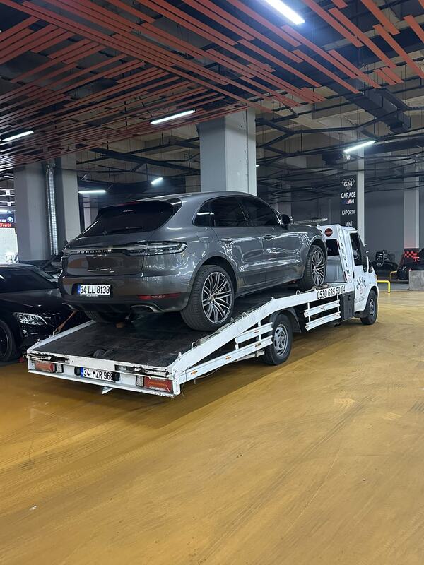 Kapalı otoparkta Porsche Macan lüks araç taşıma — Rio Oto Kurtarma